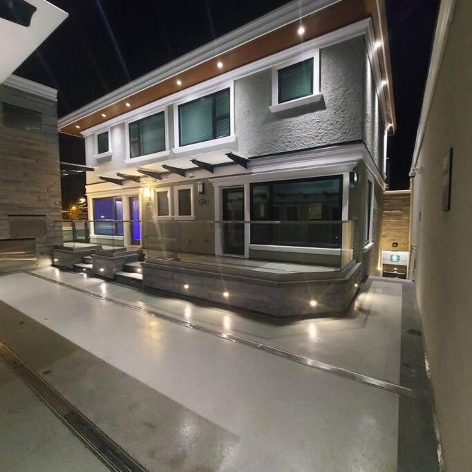 バンクーバーBeautiful Bright 3 Bed Townhouseアパートメント エクステリア 写真