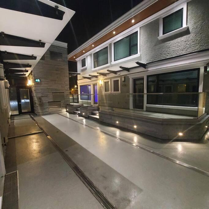 バンクーバーBeautiful Bright 3 Bed Townhouseアパートメント エクステリア 写真