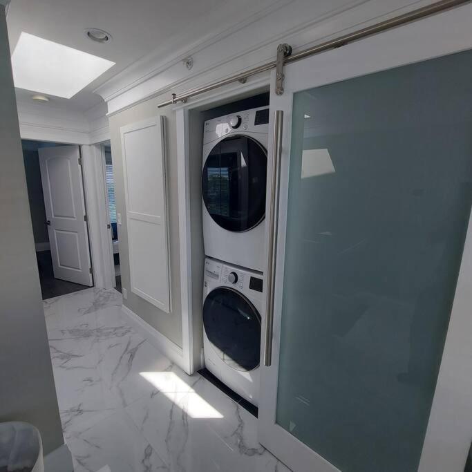 バンクーバーBeautiful Bright 3 Bed Townhouseアパートメント エクステリア 写真
